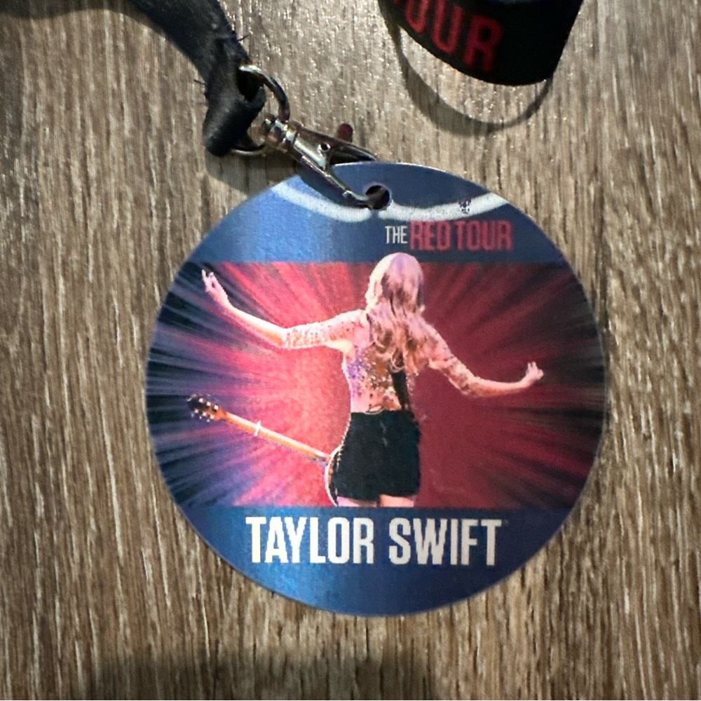 Taylor Swift VIP Pass Bundle - Picture 5 of 9